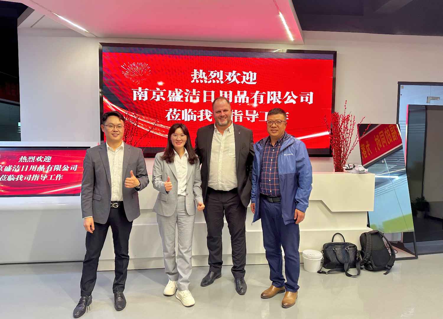 國際合作伙伴深度考察，共謀發(fā)展 —— 外國客戶訪問久信達科技生產(chǎn)車間(圖1)